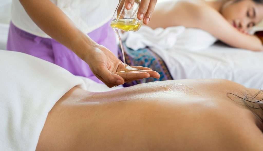 Perličková olejová masáž v rámci relaxačného pobytu v Rajeckých Tepliciach
