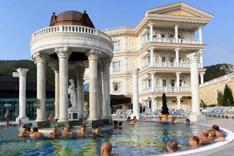 Bazény v hoteli Aphrodite Palace